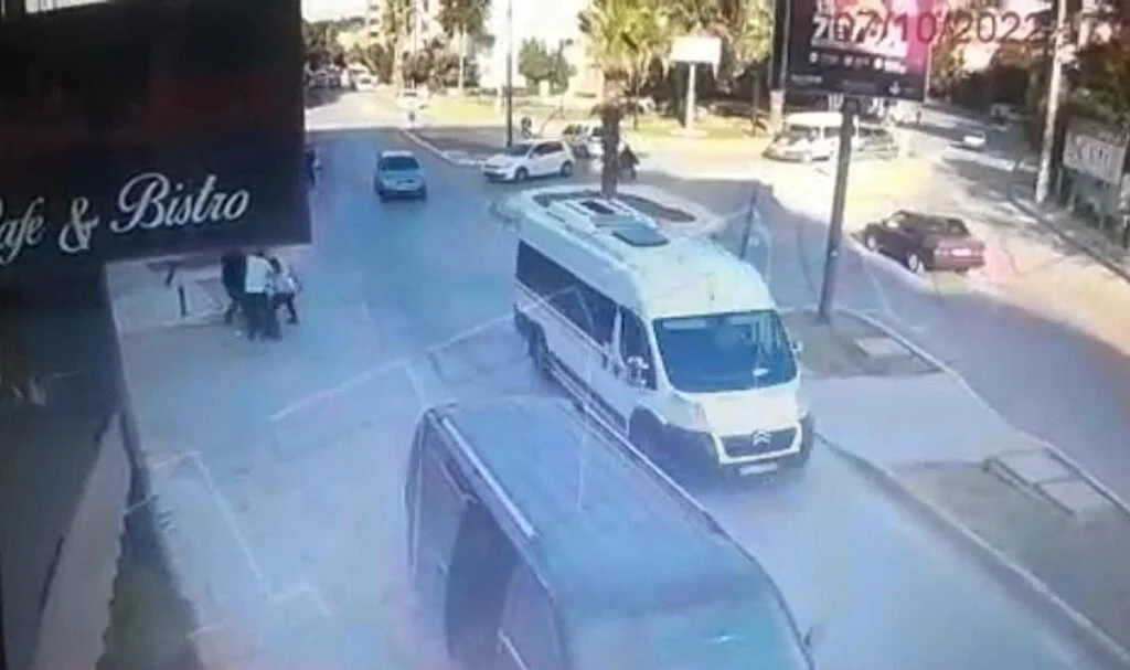 İzmir’de doktorun 3 zanlı tarafından sopalarla darp edilmesi kamerada