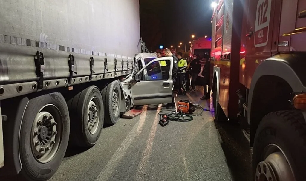 İzmir’de hafif ticari araç tıra ok gibi saplandı: 1 ölü