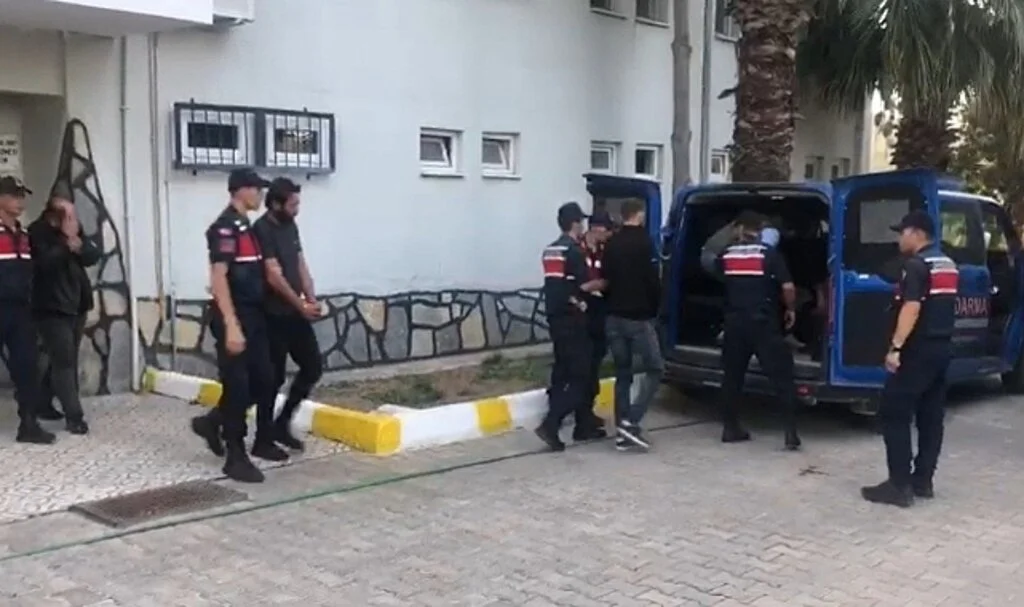 İzmir'de jandarmanın yakaladığı 6 insan kaçakçısı tutuklandı