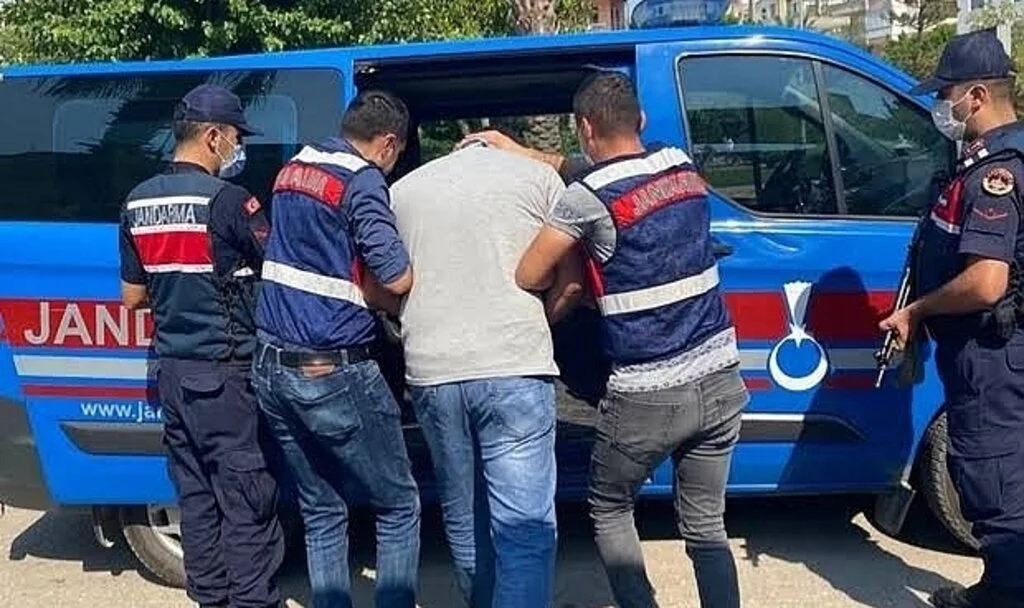 İzmir'de JASAT, 11 firariyi yakaladı