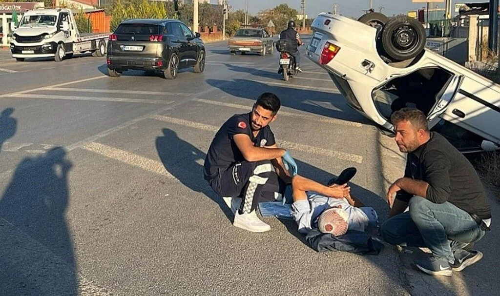 İzmir’de otomobil yol kenarını devrildi, 2 kişi yaralandı