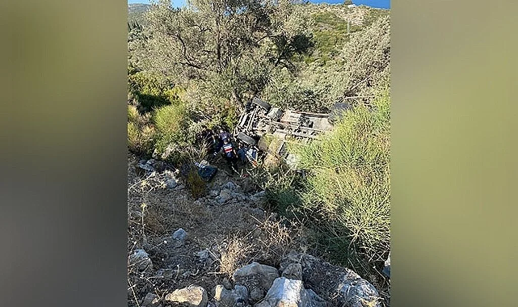 İzmir’de şarampole devrilen kamyonun sürücüsü ağır yaralandı