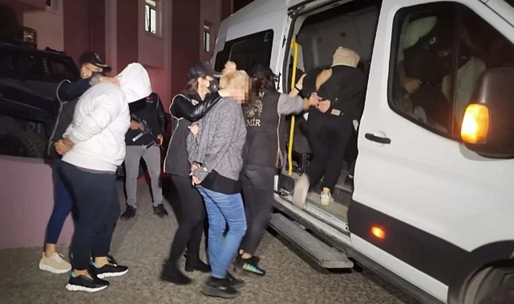 İzmir'de teröristin saklanmasına yardımcı olan 4 şüpheliye tutuklama