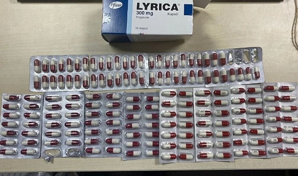 İzmir’de zehir taciri uyuşturucu hap kullanırken yakalandı