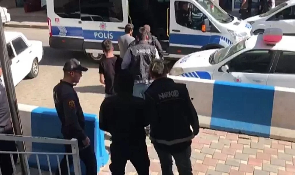 İzmir polisi zehir tacirlerine göz açtırmıyor: 4 gözaltı