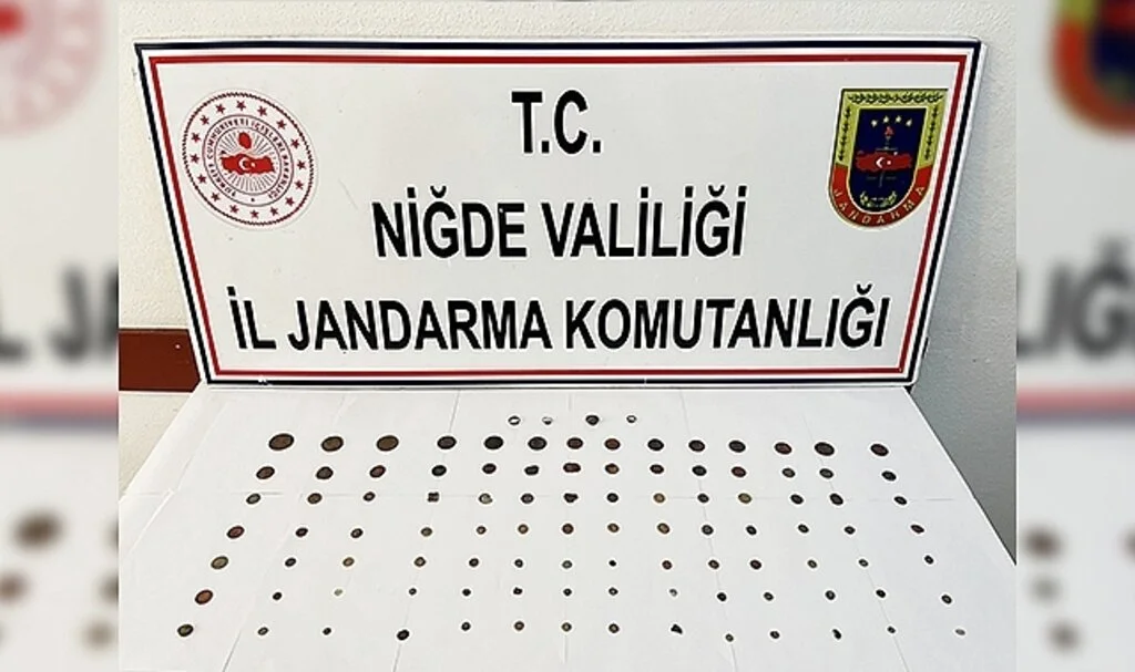 Jandarmadan 2 farklı tarihi eser operasyonu: 211 adet sikke ele geçirildi