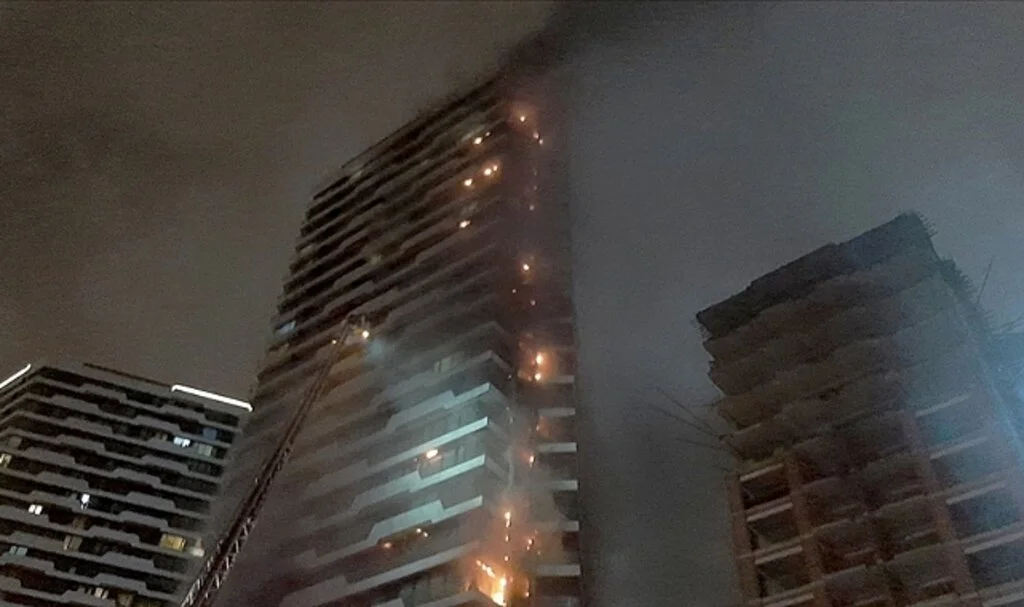 Kadıköy'de 24 katlı binada yangın çıktı