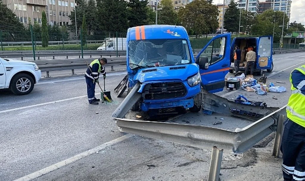 Kadıköy’de kargo aracı bariyerlere ok gibi saplandı, bariyer kasadan çıktı