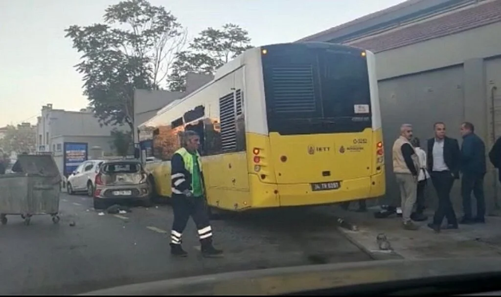 Kadıköy’de kontrolden çıkan İETT otobüsü müzenin duvarına çarptı