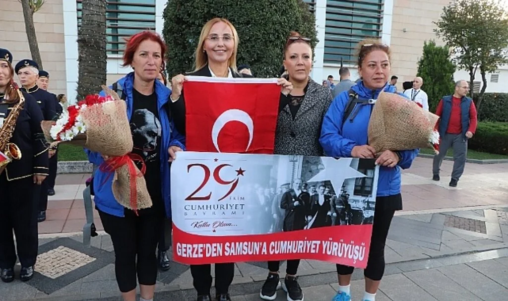 Kadınlardan 120 kilometrelik Cumhuriyet Yürüyüşü: Türk bayrağını Sinop'tan Samsun'a getirdiler