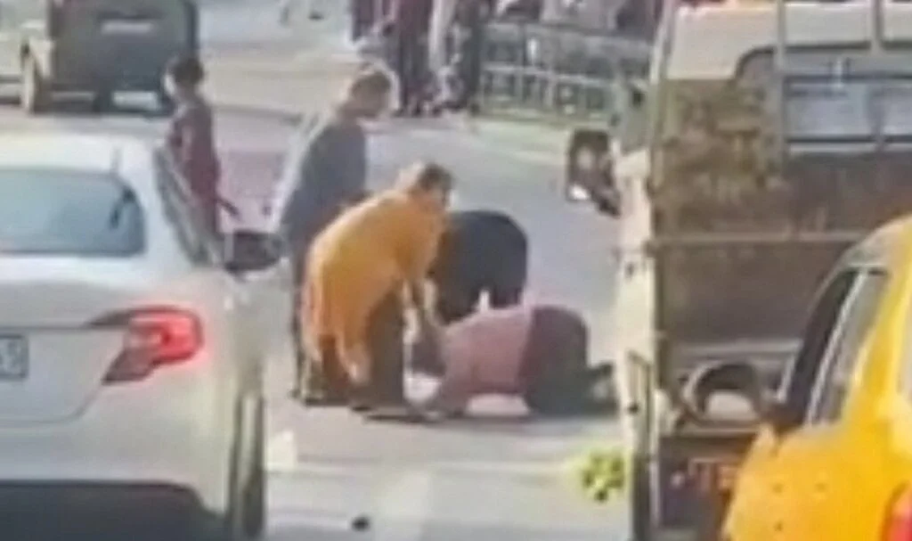 Kadınların kavgası kameraya yansıdı: Birbirlerini yerlerde sürüklediler