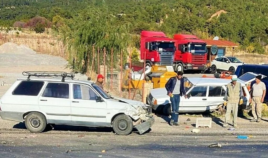 Kafa kafaya çarpışan araçlardan yara almadan kurtuldular
