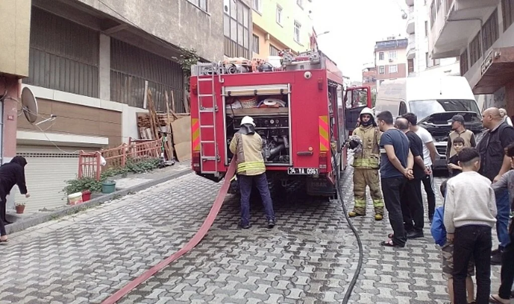 Kağıthane'de bir binada çıkan yangın, paniğe neden oldu