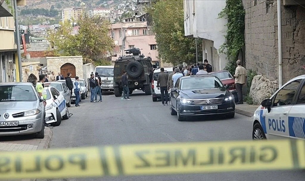 Kahramanmaraş'ta gasp ihbarıyla gittikleri evde silahlı saldırıya uğrayan 3 polis yaralandı