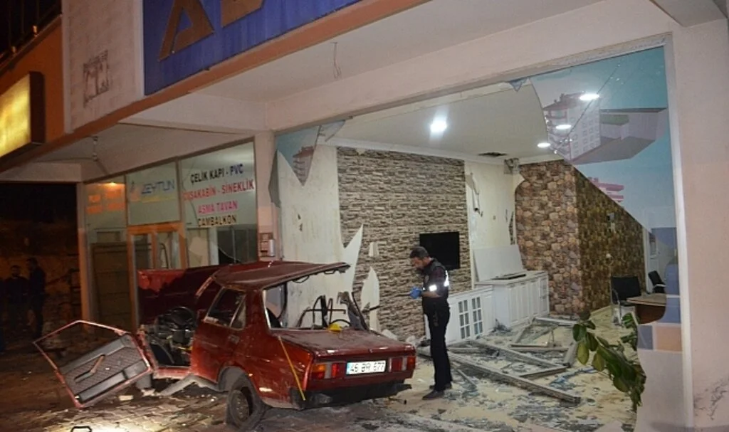 Kahramanmaraş’ta otomobil iş yerine girdi: 1 ölü, 4 yaralı
