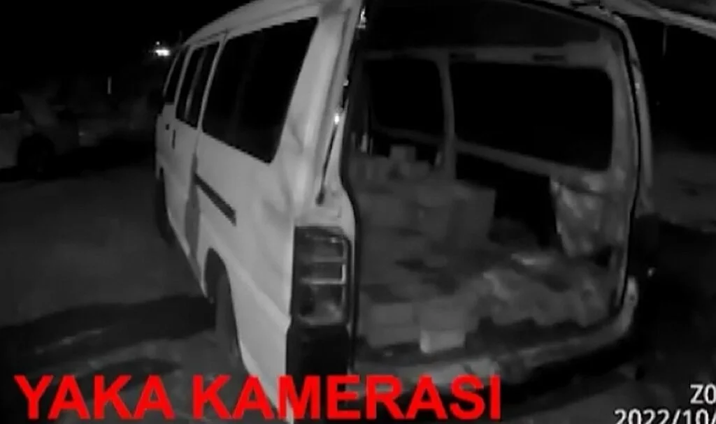 Kaldırım taşlarını çalan şüpheliler suçüstü yakalandı