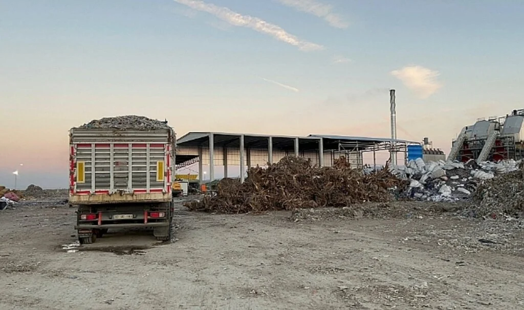 Kamyon şoförü yük götürdüğü fabrikada şüpheli bir şekilde öldü