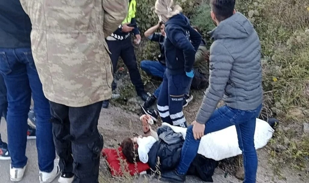 Kamyona çarpan otomobil kanala düştü: 1'i ağır 4 yaralı