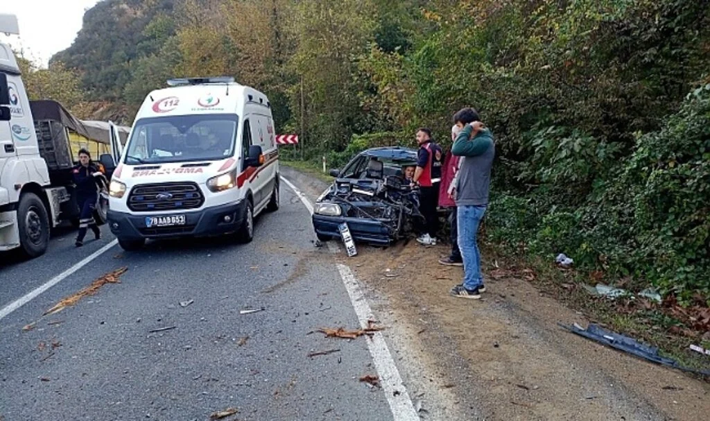 Kamyondan düşen tomruğa çarpan otomobil sürücüsü yaralandı