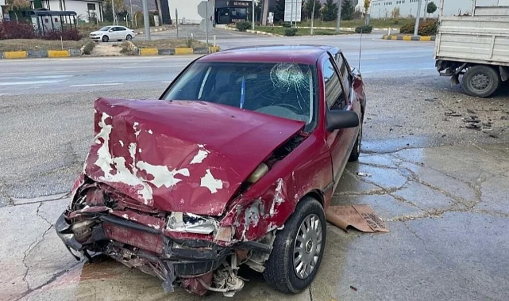 Kamyonet ile otomobil çarpıştı: 1 yaralı