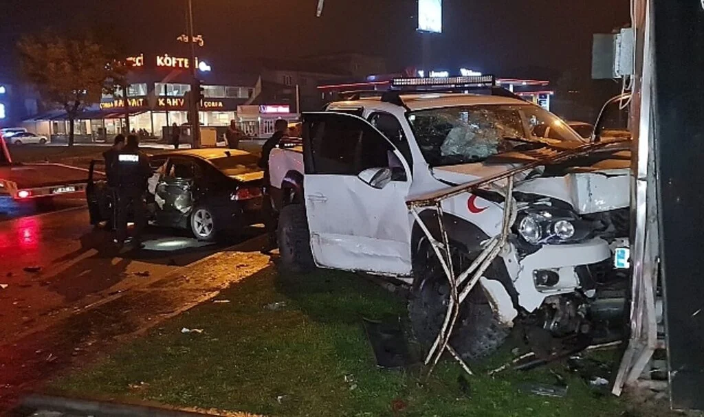 Kamyonet ile otomobil çarpıştı: 8 yaralı