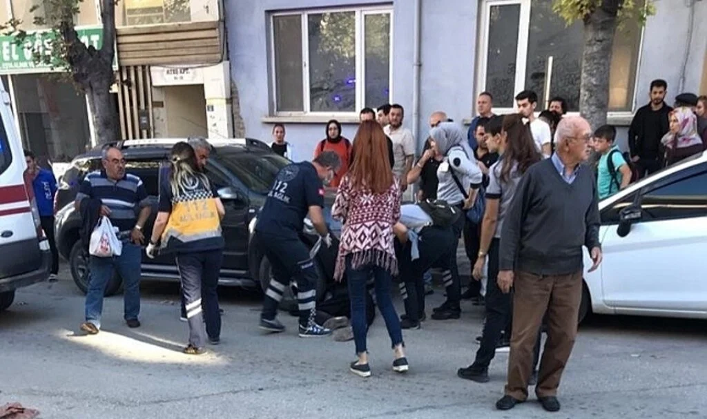 Kamyonetin çarptığı yaya başka bir aracın altında sıkıştı