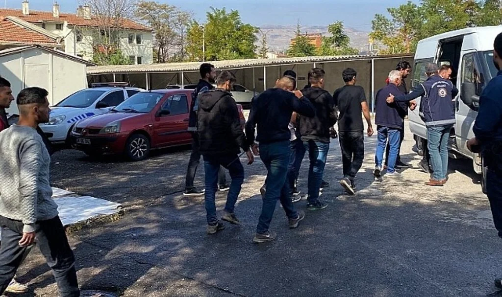 Kamyonetin kasasında 18 kaçak göçmen ile 3 organizatör şüphelisi yakalandı