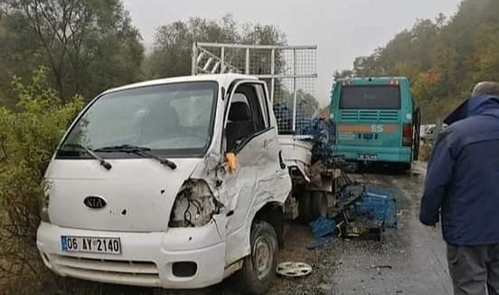 Kamyonetle otobüs çarpıştı, 1’i ağır 2 kişi yaralandı
