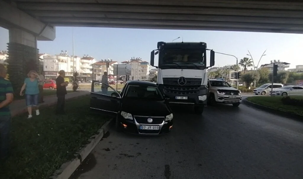 Kamyonun çarptığı otomobil, kaldırım ile kamyon arasında sıkıştı
