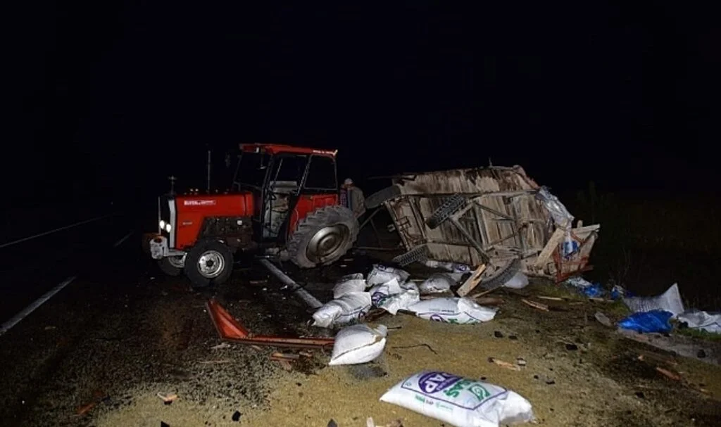 Kamyonun çarptığı traktörün tekeri koptu