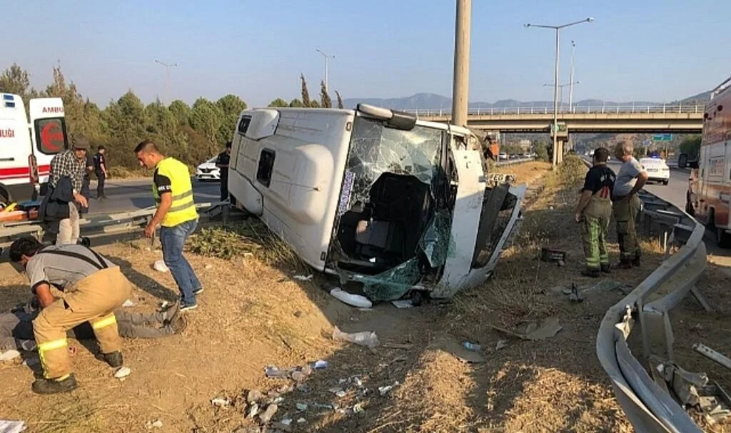Kanser tedavisi gören hastaları taşıyan midibüs devrildi: 9 yaralı