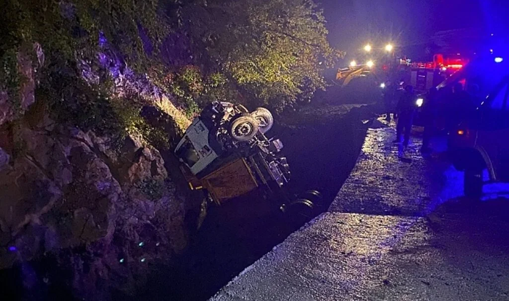 Kapağı açılmayan kamyonet dereye uçtu, kamyonet sürücüsü yaralandı