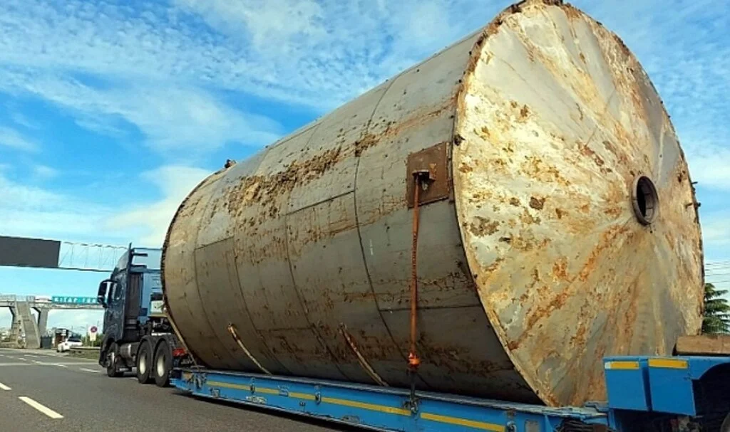 Kara yolunda taşınan dev silo görenlerin ilgisini çekti