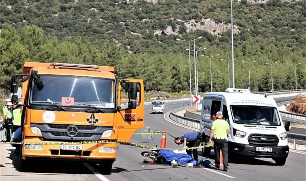 Karayolunda temizlik yapan kamyona arkadan çarpan genç kadın hayatını kaybetti