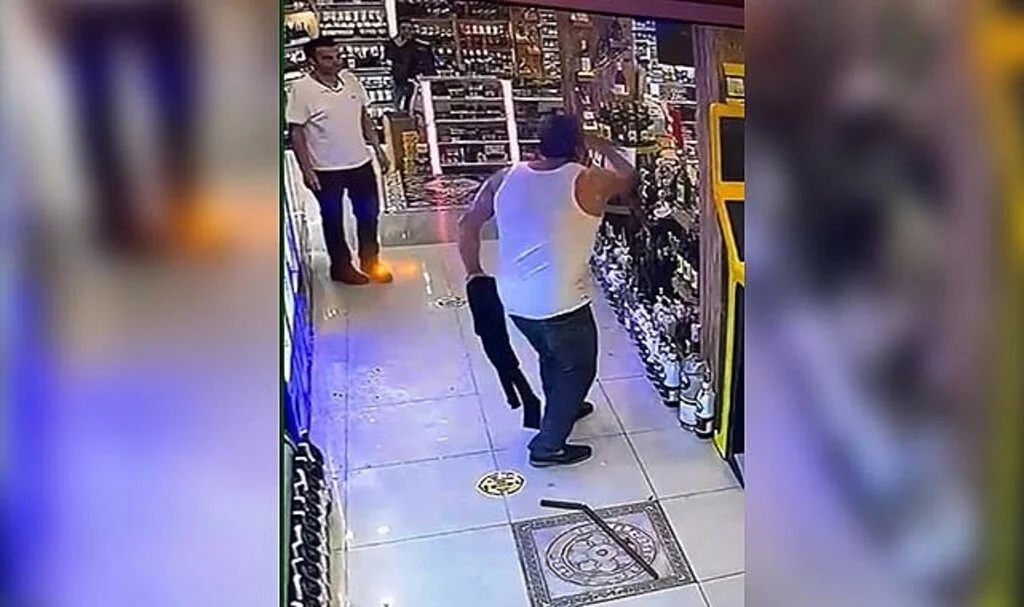 Kardeşinin marketine baltayla saldırdı