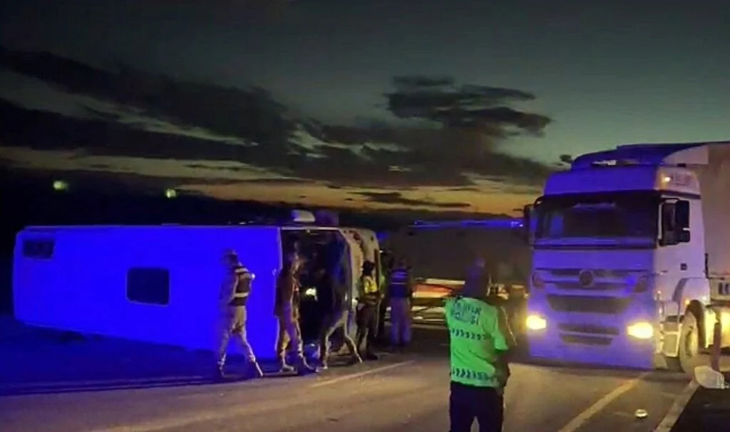 Kars’ta midibüs ile tır çarpıştı: 14 yaralı