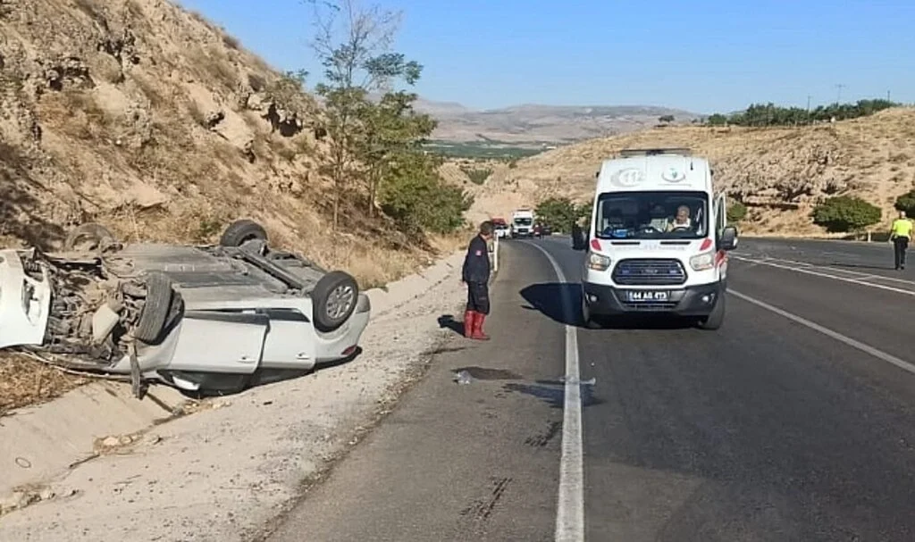 Karşı şeride geçen araç otomobille çarpıştı: 3 yaralı