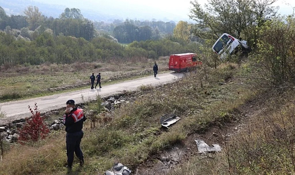 Karşı şeride geçen otomobil şarampole uçtu: 2 yaralı