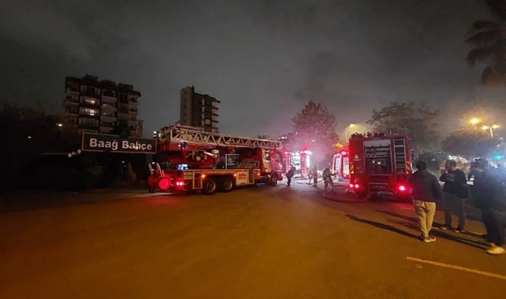 Kartal’da korkutan yangın: Kafe alev alev yandı