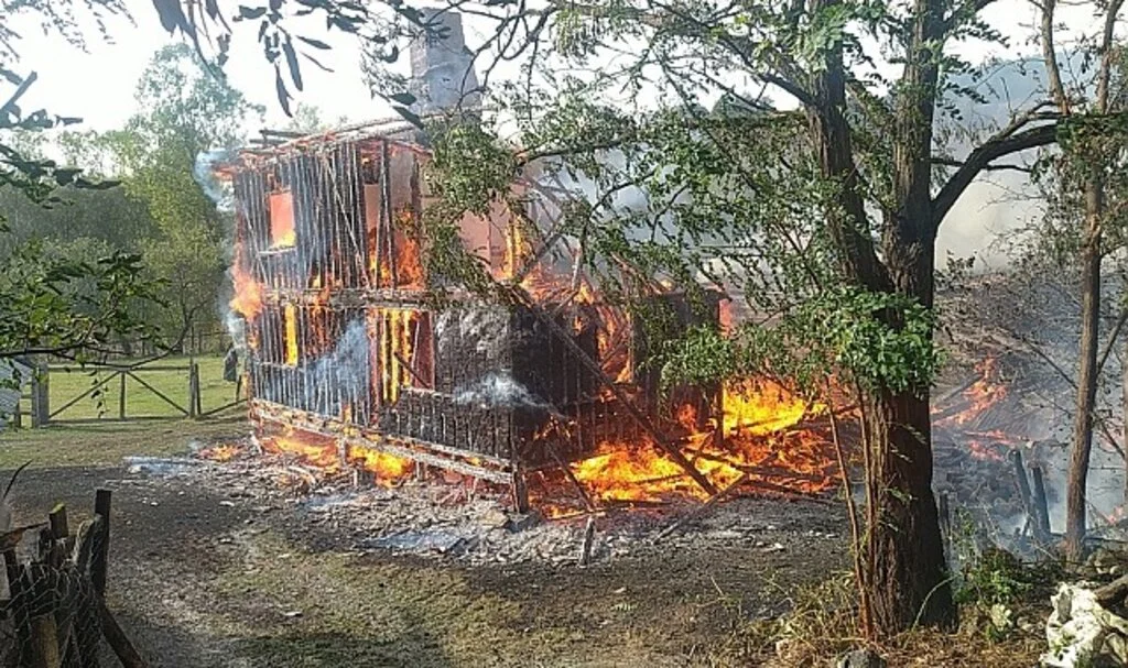 Kastamonu’da iki katlı ahşap ev ve ahır yangında küle döndü