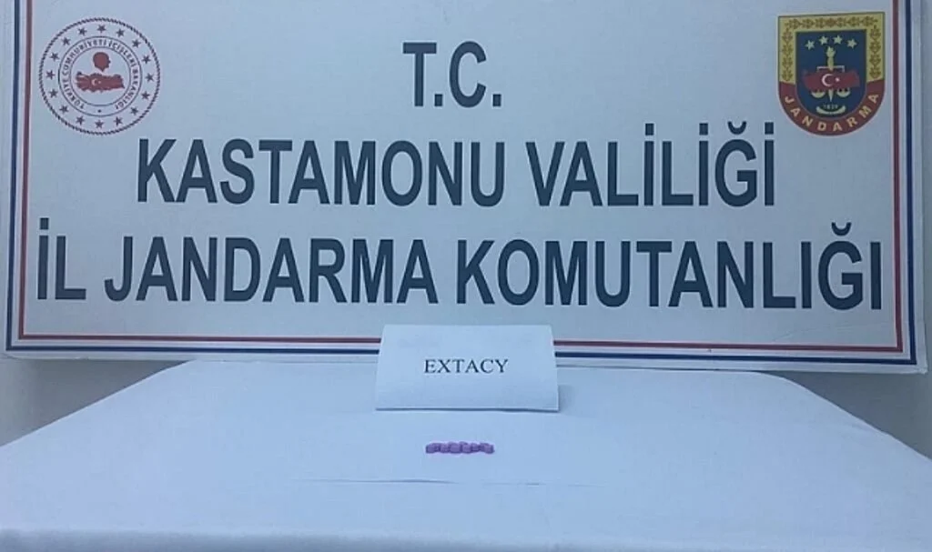 Kastamonu’da jandarma ekiplerinden 2 ayrı uyuşturucu operasyonu: 3 gözaltı