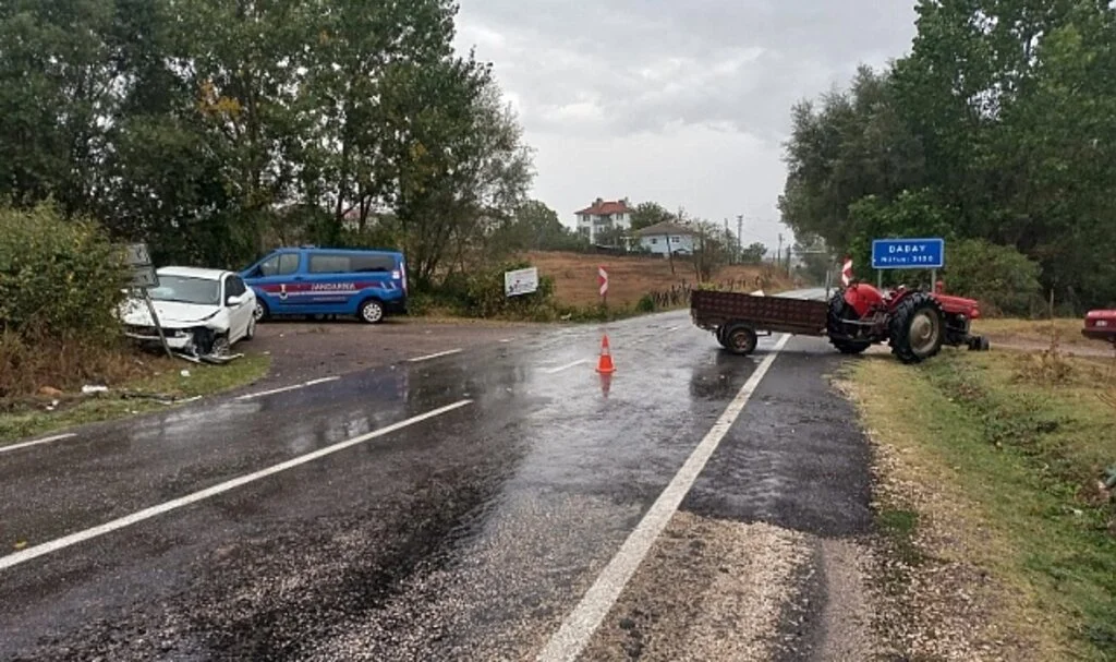 Kastamonu’da otomobil ile traktör çarpıştı: 4 yaralı