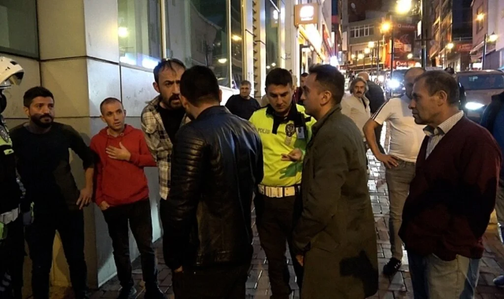 Kavgayı ayırmaya çalışan polisin kolunu ısırdı