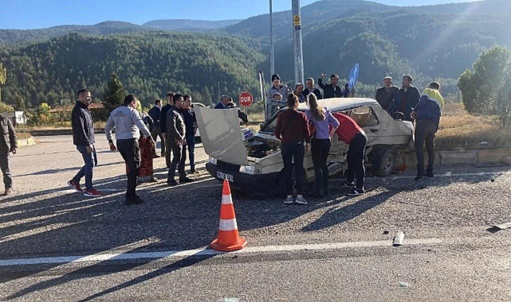 Kavşağa kontrolsüz çıkan otomobil ile kamyonet çarpıştı : 3 yaralı