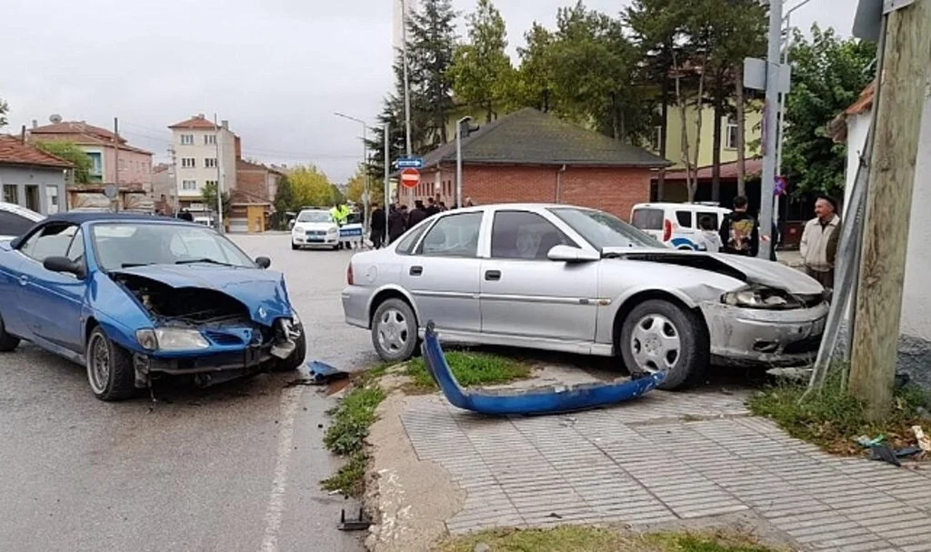 Kavşakta çarpışan otomobillerin sürücüleri yaralandı