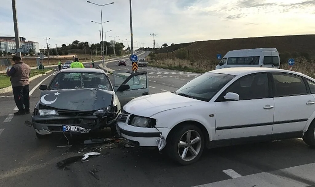 Kavşakta iki otomobil çarpıştı: 1 yaralı