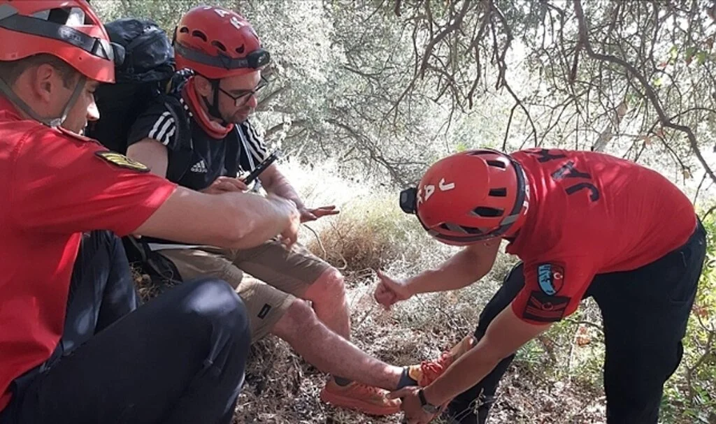 Kayalıklarda mahsur kalan İngiliz turisti JAK timleri kurtardı