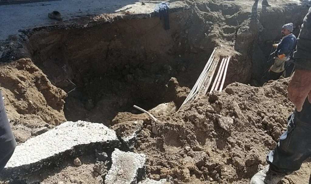 Kazılan çukurda toprak altında kalan işçi yaralandı