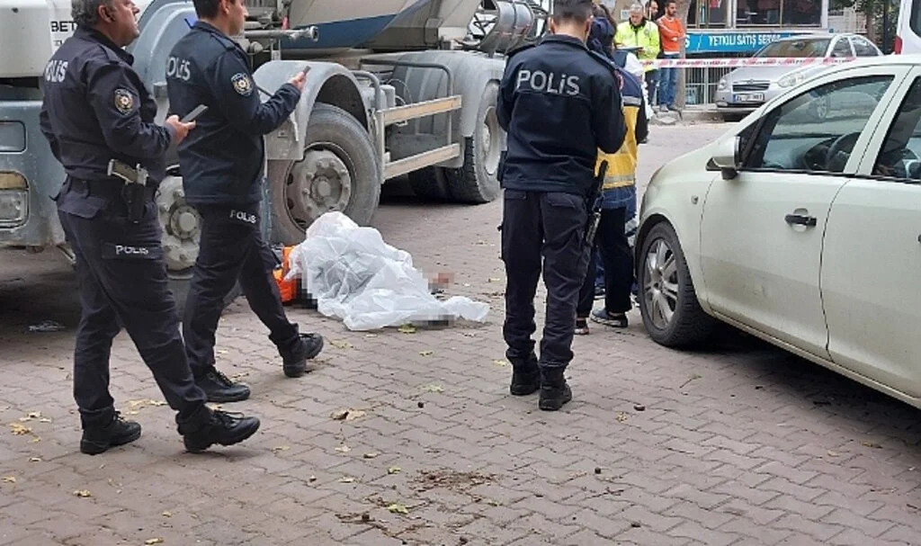 Kedilere yem vermek için çıktığı sokakta beton mikseri altında kaldı