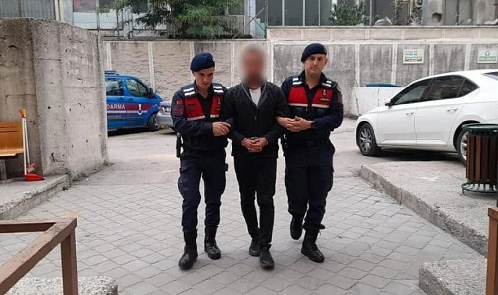 Kendini binbaşı olarak tanıtıp plaket yaptırma bahanesiyle para istedi